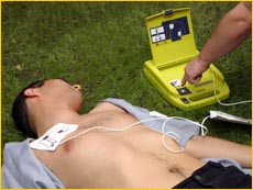 Defibrillls AED kszlkkel 